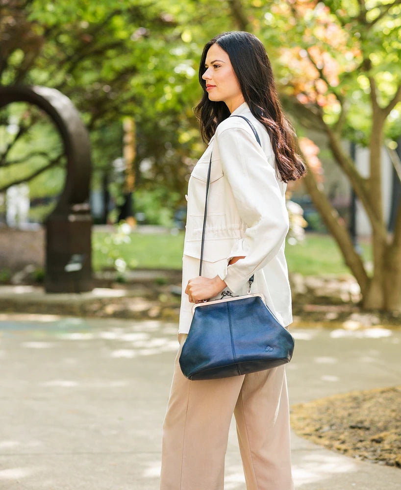 Classic Kiss-lock Closure Adorned Leather Bag